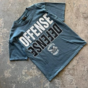 1995 Charlotte Hornets Offense Defense Grafik T-Shirt Änderungen Etikett Größe Large - Bild 1 von 6