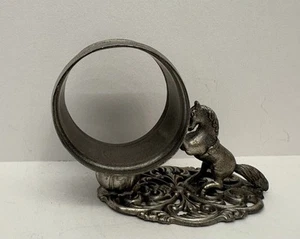 Antiguo soporte de anillo de servilleta de caballo con plato de plata grabado ornamentado - Imagen 1 de 6