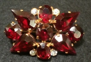 Vintage Brosche Anstecknadel Tschechoslowakei rot Strass spitze Rücken Träne rund - Bild 1 von 4