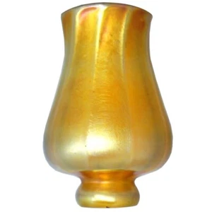 Pequeño candelabro americano estilo Art Nouveau dorado vidrio iridiscente pantalla de lámpara - Imagen 1 de 9