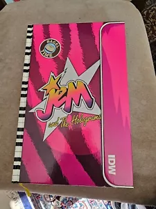 Jem and the Holograms: Outrageous Edition - Hardcover - Kostenloser Versand - Bild 1 von 5