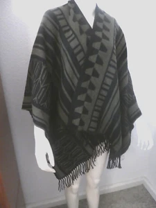 weicher Poncho - Schal - Überwurf, Schwarz-Oliv, One Size, wie NEU - Bild 1 von 5