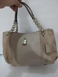 CH Carolina Herrera Hobo-Umhängetasche beige Monogramm geprägtes Leder Kette - Bild 1 von 24