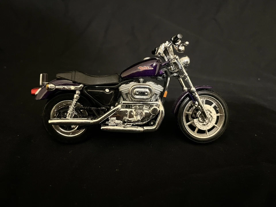 Harley Davidson Maisto 1:18 2000 XL 1200S Sportster 1200 personalizada, púrpura, usada Foto 1 de 4