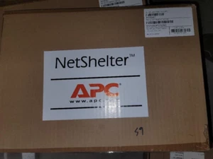 NEU OFFENE BOX APC NETSHELTER AR8567 Trog End Kappe - Bild 1 von 2