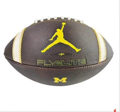 Novo Jordan Fly Elite Michigan Wolverines 2025 Jogo Oficial de Futebol Universitário - Imagem 1 de 3