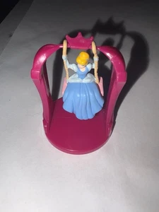 Cenerentola su un'altalena rosa dal franchise Disney a - Foto 1 di 4