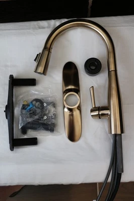 Torneira de cozinha Delta Essa pull-down modelo 9113-CZ-DST acabamento champanhe bronze - Imagem 1 de 4