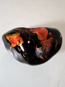 Vintage schwarz lackiert Koi Fisch Stein Felsen Stein Briefbeschwerer handbemalt - Bild 1 von 3