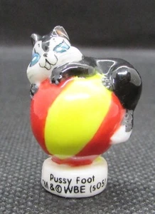 Fève PUSSY FOOT wbe 2005 Chat Noir Cat Sur une boule de cirque #G4 - Imagen 1 de 2
