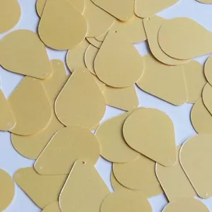 Lentejuelas de alta costura sueltas opacas amarillas natillas gotas de pera de 1" - Imagen 1 de 2