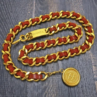 Cinto de corrente vintage CHANEL folheado a ouro couro vermelho com logotipos CC #1125c - Imagem 1 de 4
