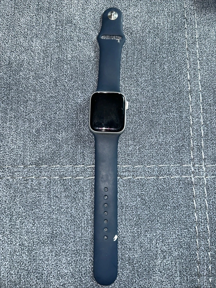 Apple Watch Series 4 40 mm estojo de alumínio prata com pulseira esportiva marinha - Imagem 1 de 4