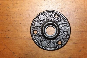 Roseta de pomo de puerta victoriano antiguo ornamentado de hierro fundido EE-49 - Imagen 1 de 3