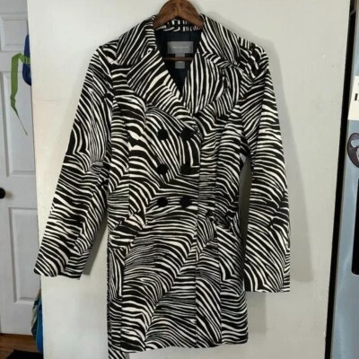 Abrigo para mujer ANN TAYLOR blanco y negro con estampado de animales con cinturón y lazo en la cintura talla M Foto 1 de 3