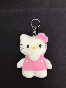 2005 Sanrio Hello Kitty Plush Keychain 4” Pink Bow & Overalls Mini Toy - Imagen 1 de 2