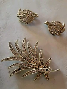 1963 CROWN TRIFARI GOLD RHINESTONE CAVALCADE BROOCH EARRINGS SET Pin Vintage - Picture 1 of 8