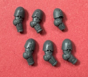 Horus Herejía Legión Astartes ESCUADRÓN DE MANDO 6 X BRAZOS DERECHOS - BROCAS - Imagen 1 de 1