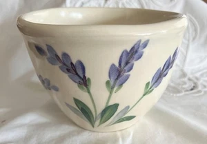 Maceta de cerámica vintage Emerson Creek l con ramitas de lavanda sobre lino esmalte blanco - Imagen 1 de 5