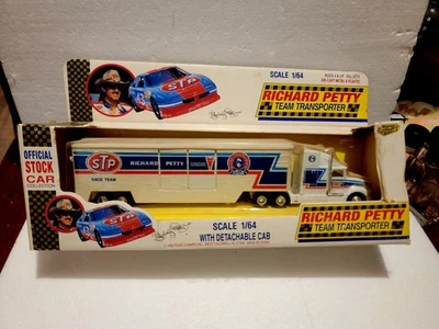 Richard Petty Team Transporter Die-Cast Metal & Plastic 1:64 Road Champs 3015 - Image 1 of 4