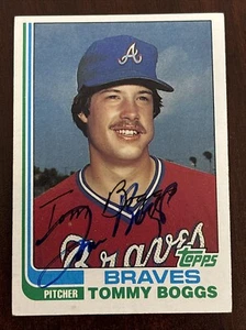 1982 Topps #61 Tommy Boggs AUTO Atlanta Braves AUTOGRAPH Signed - Picture 1 of 2