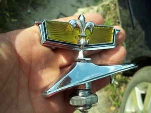 NUEVO 1977 1978 1979 CHEVCHEVROLET CAPRICE CAPRICE CAPÓ DELANTERO EMBLEMA AMARILLO OSCURO CHEVY - Imagen 1 de 9