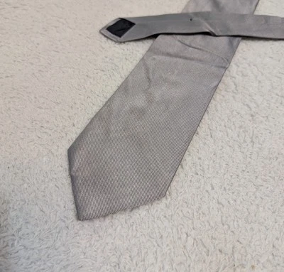 Corbata Brooks Brothers plateada micro rayas 100 % seda para hombre longitud regular Foto 1 de 4