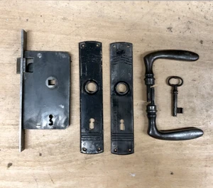 7 Drückergarnituren (Klinken, Langschildern & Schlösser) um 1910 , Eisen - Bild 1 von 3