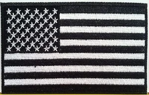 Parche bandera militar de Estados Unidos con emblema blanco y negro de la marca VELCRO® - Imagen 1 de 1