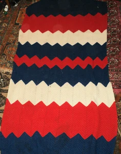 MANTA GANCHILLO VINTAGE Blanco Azul Rojo Color Chevron "75X"34 - Imagen 1 de 4