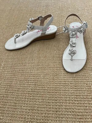 Sandalias de mujer Jellypop "Juliet" con acento de flor de perla talla 8 Foto 1 de 3