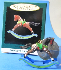 Adorno miniatura Hallmark 1995 caballo mecedor - Imagen 1 de 12