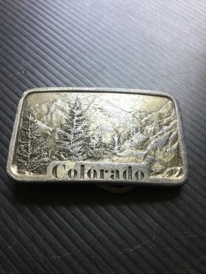Hebilla de cinturón de metal tono plata Montañas Colorado artesanía metal Indiana de colección © 1978 Foto 1 de 4