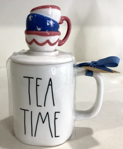 NUOVA tazza doppia faccia Rae Dunn Disney Alice nel paese delle meraviglie "TEA TIME" con topper - Foto 1 di 8
