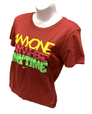 Camiseta Nike Feminina "Anyone, Anywhere, Anytime" Borgonha Manga Curta - Imagem 1 de 2