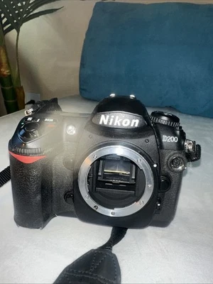 Nikon D200/ no tiene cargador ni batería  Foto 1 de 4