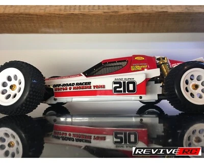 Kyosho Turbo Optima debajo de la bandeja de Revive RC