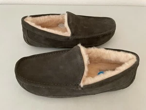 UGG Suede Indoor/Outdoor Slippers Size 10 #1101110 - Picture 1 of 7