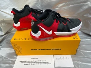 Nike Lebron Witness VII (7) DM1123-005 Basket Uomo Nero/Rosso/Bianco Taglia 9,5 - Foto 1 di 17