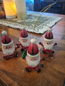 Handgefertigte & handbemalte Vintage Weihnachtsmann Ornamente aus Holz 4er Set von 1983 - Bild 1 von 5