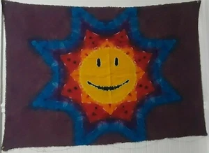 Tapiz Tie Dye Cáñamo/Colgante Pared Cara Sonriente Estrella Rojo Púrpura Azul sobre Granate - Imagen 1 de 1