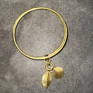 Brass Gold Tone Bangle Bracelet Leaf and Disc Charms Fashion Jewelry - Picture 1 of 1