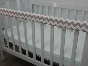 JUEGO DE DOS almohadillas dentales gris para cuna Chevron - Imagen 1 de 3