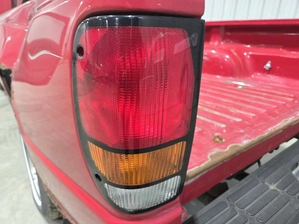 1994 - 1996 MAZDA B2300 LEFT HAND TAILLIGHT ASSEMBLY *NICE* OEM ZZM051160P1 - Image 1 of 1