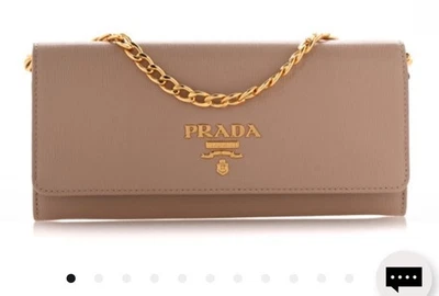 Cartera Prada tostada con cadena Foto 1 de 4