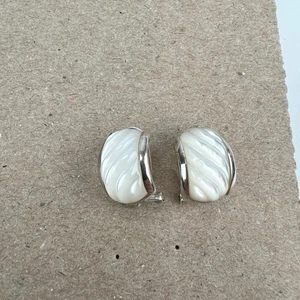 925 Sterling Silber geschnitzte weiße MOP Huggie Ohrringe Omega Back Made in China - Bild 1 von 10