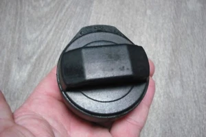 A GENUINE MITSUBISHI COLT CZC PETROL FUEL CAP - Picture 1 of 3