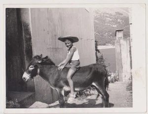 Glücklicher Junge im Strohhut reitet Esel nahe Meer Dorf Vintage Foto - Bild 1 von 7