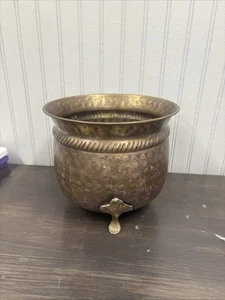 Fioriera vintage in ottone martellato 8 1/2 larghezza per 7 altezza circa - Foto 1 di 11