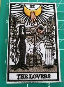 I Tarocchi Gli Amanti Gomez Morticia La Famiglia Addams Patch Ricamata 0279 - Foto 1 di 2